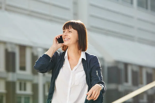 Kvinnen som snakker i telefonen utenfor – stockfoto