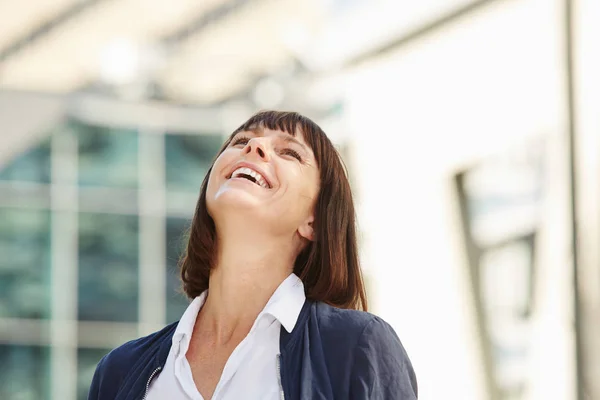 Mujer parada afuera — Foto de Stock