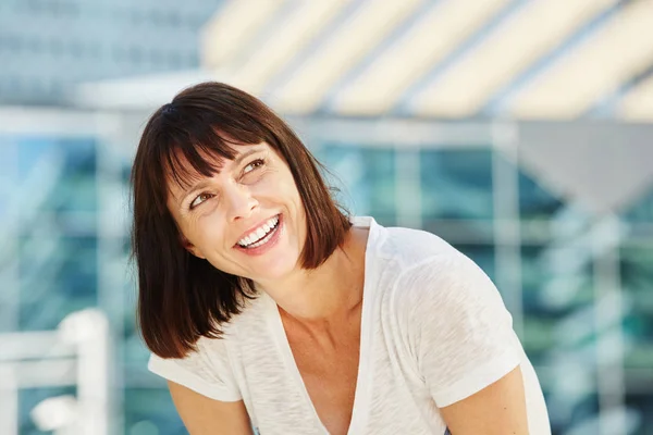 Woman standing outside in city — Stock Photo, Image