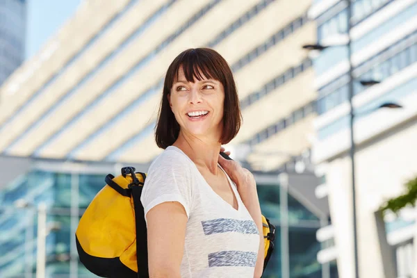 Vrouw duffel draagtas in stad — Stockfoto