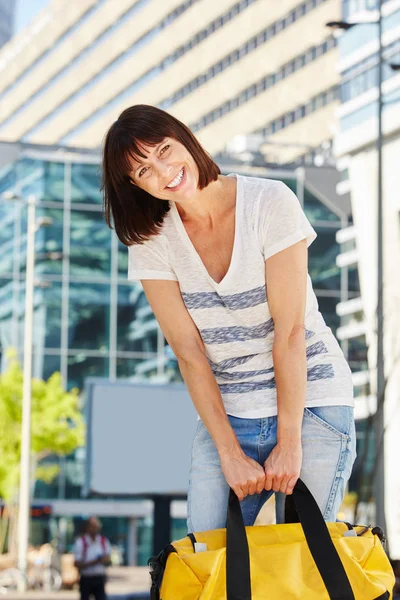 Mujer de pie con bolsa — Foto de Stock