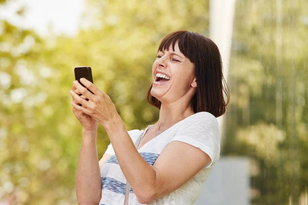 Riendo mensajería de mujer en el teléfono — Foto de Stock