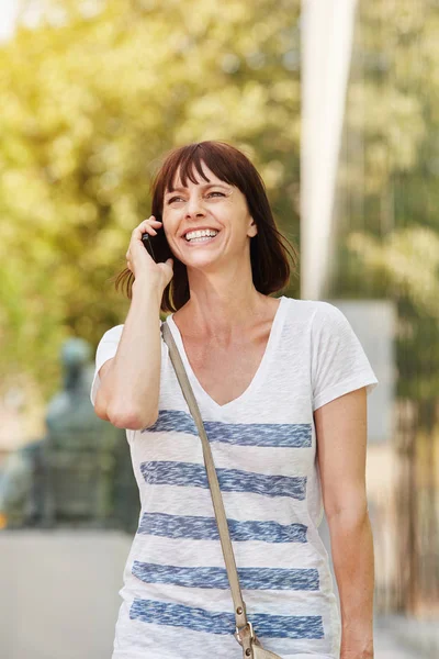 Femme marchant et parlant au téléphone — Photo