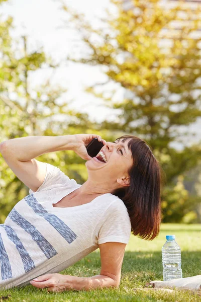 Vrouw op liggend in het gras — Stockfoto