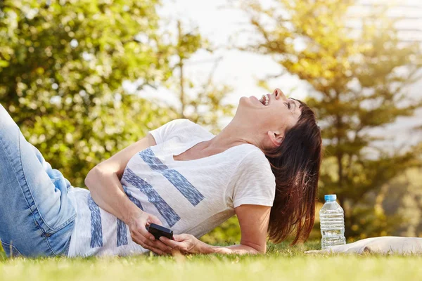 Красива жінка лежить у траві — стокове фото