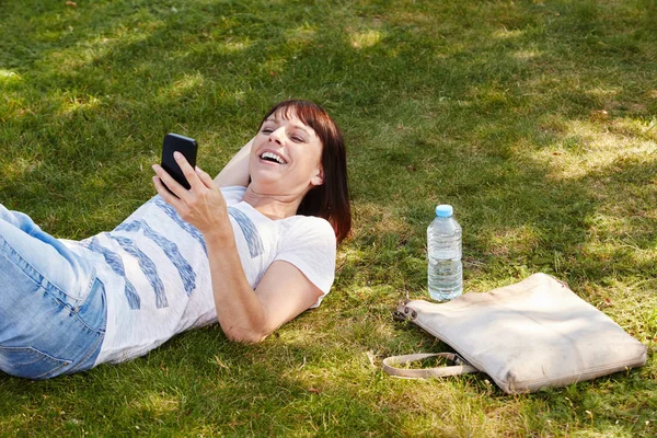 Belle femme couchée dans l'herbe — Photo