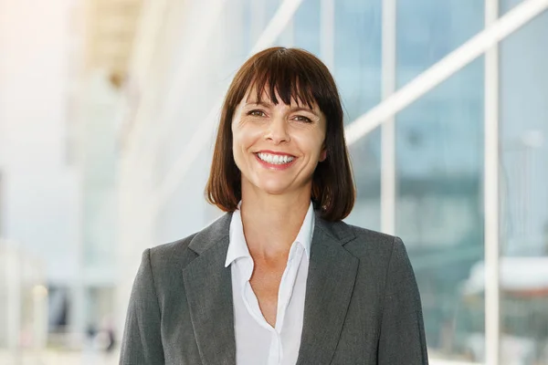 Business woman standing in city — Stock Photo, Image