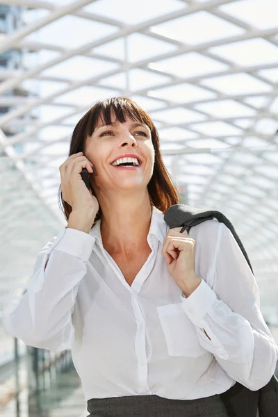Woman talking on cellphone in station — Stock Photo, Image