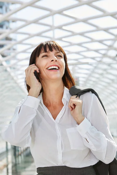 Vrouw praten over cellphone in station — Stockfoto