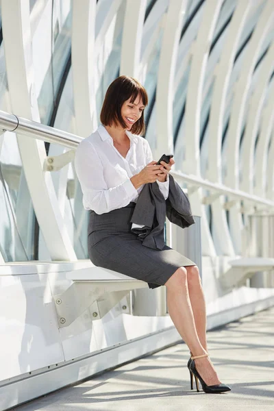 Kobieta czeka z inteligentny telefon — Zdjęcie stockowe