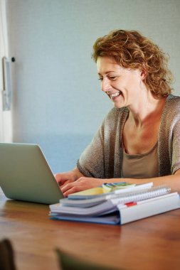 Dizüstü bilgisayarda çalışan kadın