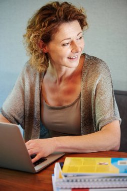 Dizüstü bilgisayarda çalışan kadın