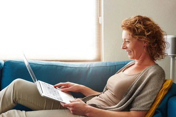 Mulher no aconchegante apartamento com laptop — Fotografia de Stock