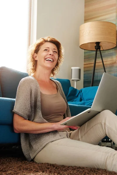 Femme dans un appartement confortable avec ordinateur portable — Photo