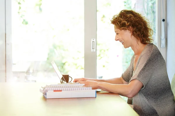 Gelukkige vrouw die op laptop werkt — Stockfoto