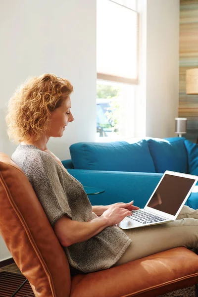 Wanita di apartemen nyaman dengan laptop — Stok Foto