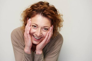 Eller tarafından sürpriz yüzüne kadınla