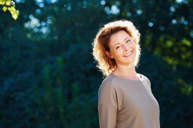 Sakin parkta duran kadın 