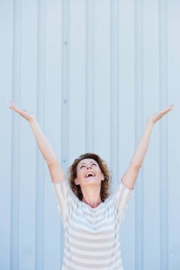 eller uzanmış olan kadın