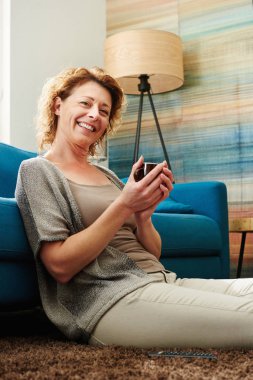 Kahve kupa ile katta oturan kadın