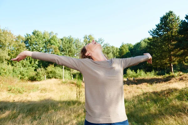 Vrouw met uitgestrekte armen — Stockfoto