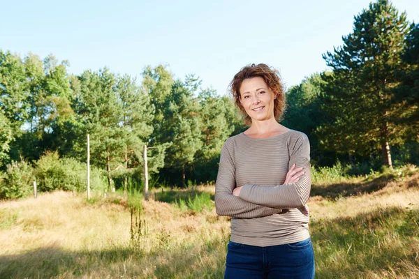 Frau steht im Park — Stockfoto