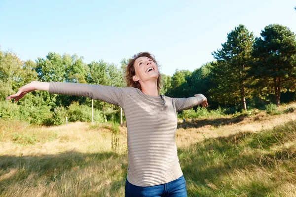 Woman standing with arms outstretched — Stock Photo, Image