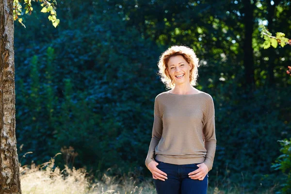 Vrouw lachen buiten in de natuur — Stockfoto