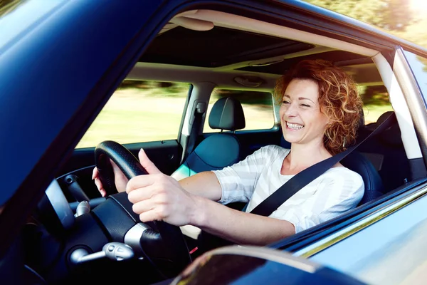 Autofahrerin lenkt Auto — Stockfoto