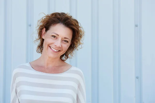 Smiling woman standing outside — Stock Photo, Image