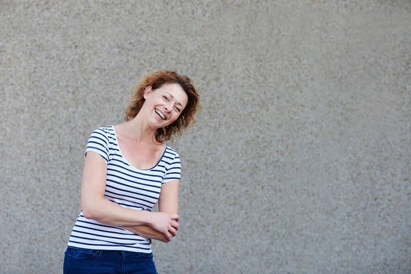 Woman standing with arms crossed — Stock Photo, Image