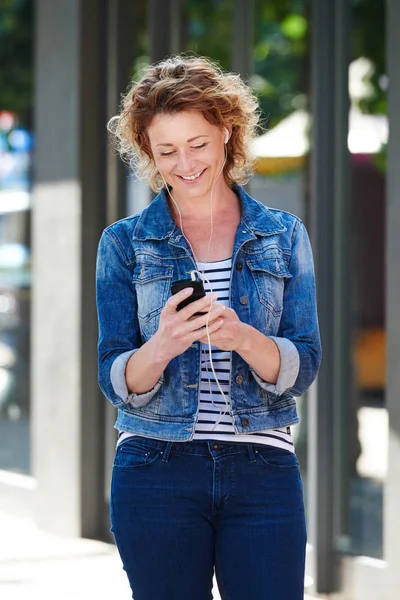 Vrouw lopen en glimlachen — Stockfoto