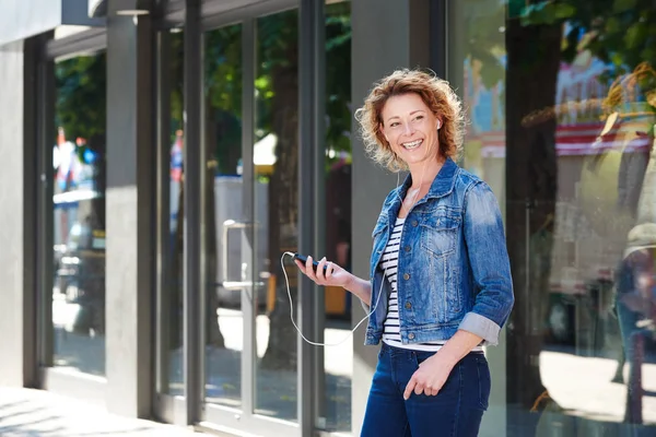 Vrouw lopen met mobiele telefoon — Stockfoto