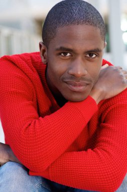 Geçti silah ile oturan adam