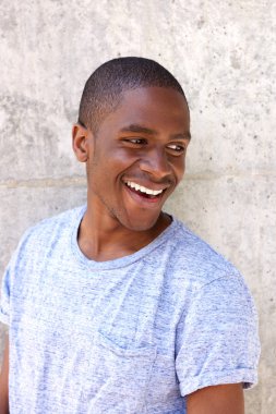 Gülümseyen neşeli siyah adam