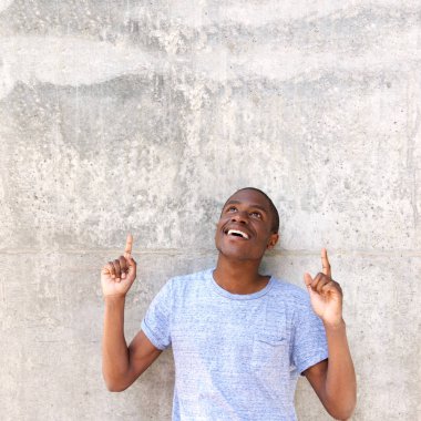 Gülümseyen ve parmakları işaret adam