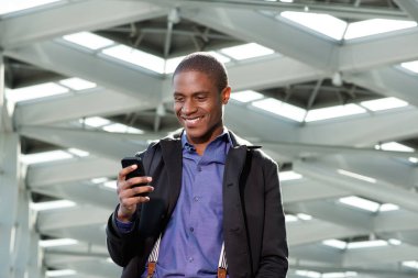 Telefon istasyonu ile yürüyen adam