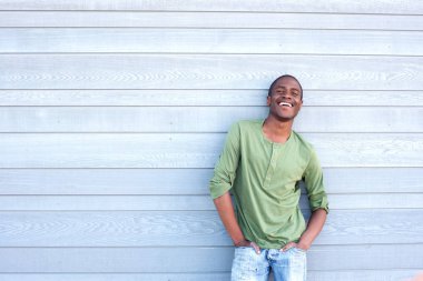 Kendine güvenen adam gülümseyen