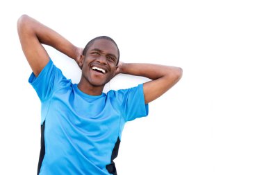 Elleri başının arkasında olan adam.