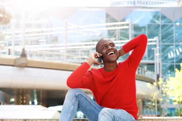 Afrikansk man pratar via telefon — Stockfoto