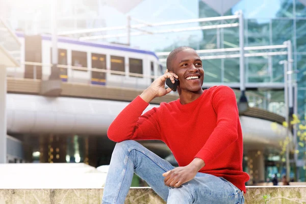 Uomo africano che parla per telefono — Foto Stock