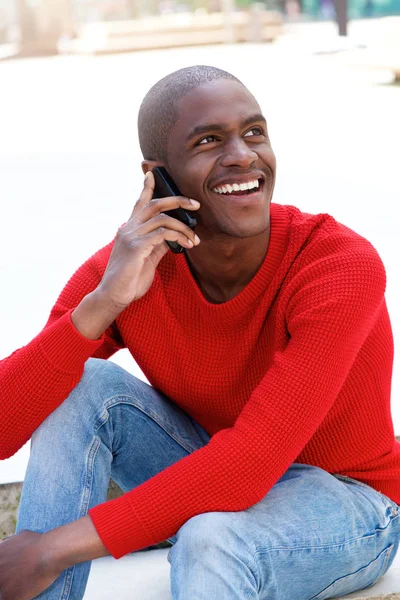 Afrikansk man pratar via telefon — Stockfoto