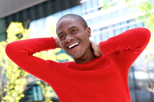Knappe zwarte man lachen — Stockfoto