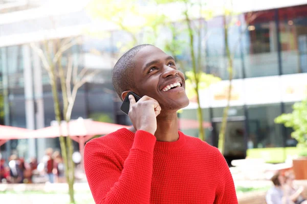 Africký muž mluví o telefonu — Stock fotografie