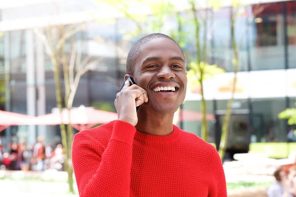 Afrykański mężczyzna rozmawia przez telefon — Zdjęcie stockowe