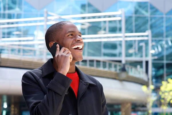 Afrikaanse kerel praten op telefoon — Stockfoto