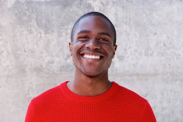 Fröhlicher schwarzer Mann lächelt — Stockfoto