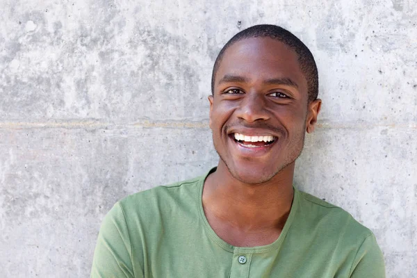 Fröhlicher schwarzer Mann lächelt — Stockfoto