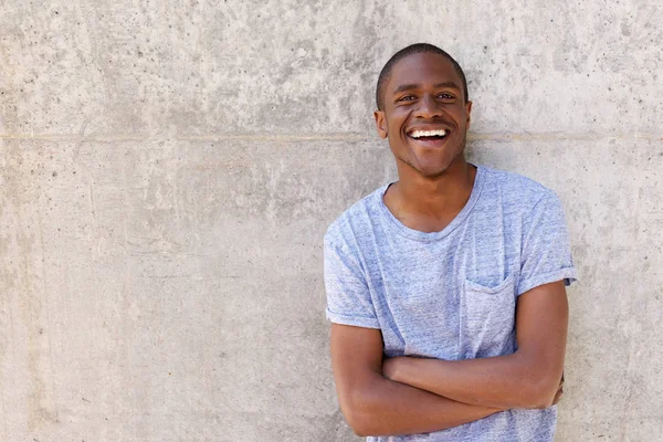 Homem negro confiante sorrindo — Fotografia de Stock