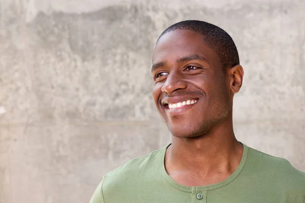 Alegre hombre negro sonriendo —  Fotos de Stock